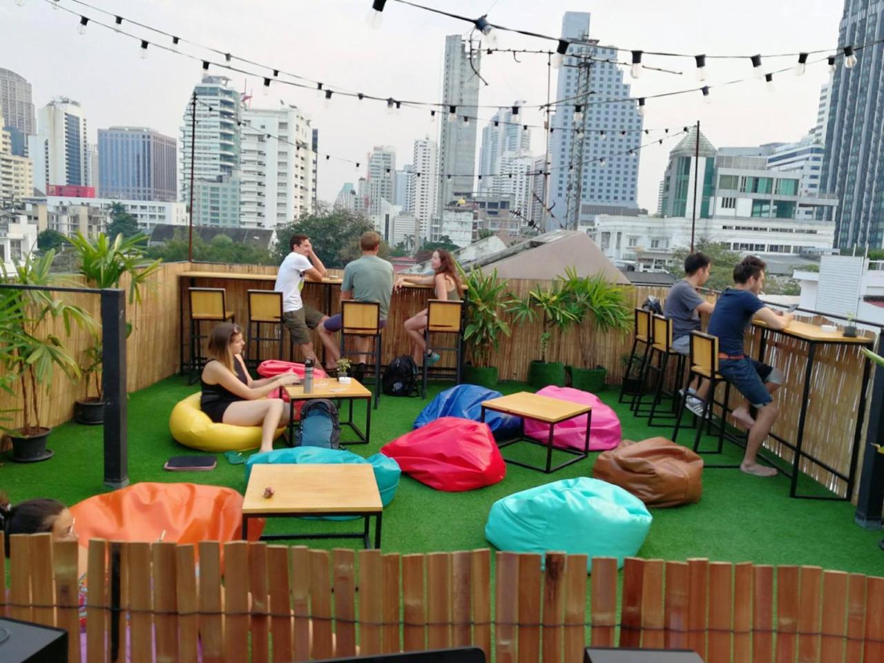 Revolution Asoke Hostel Bangkok Ngoại thất bức ảnh