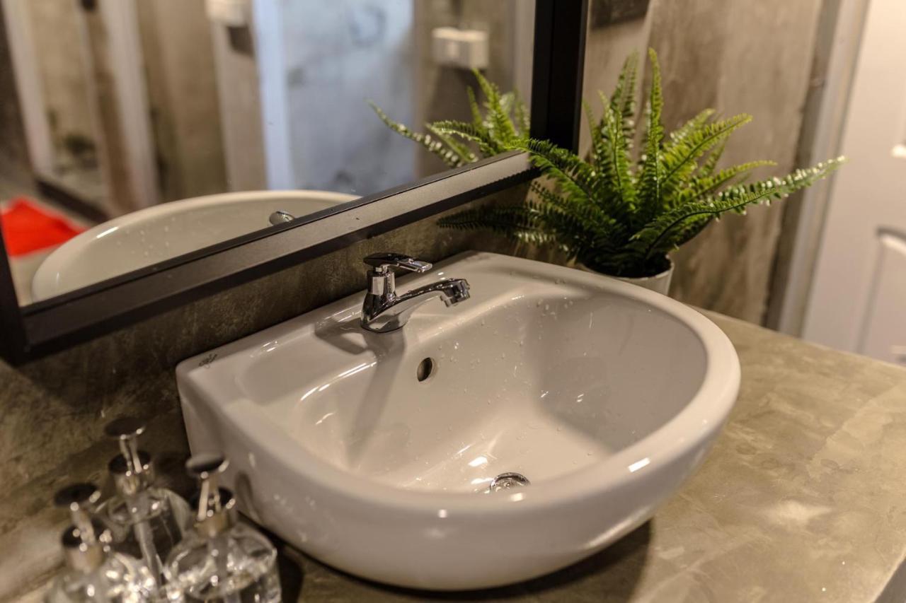 Revolution Asoke Hostel Bangkok Ngoại thất bức ảnh
