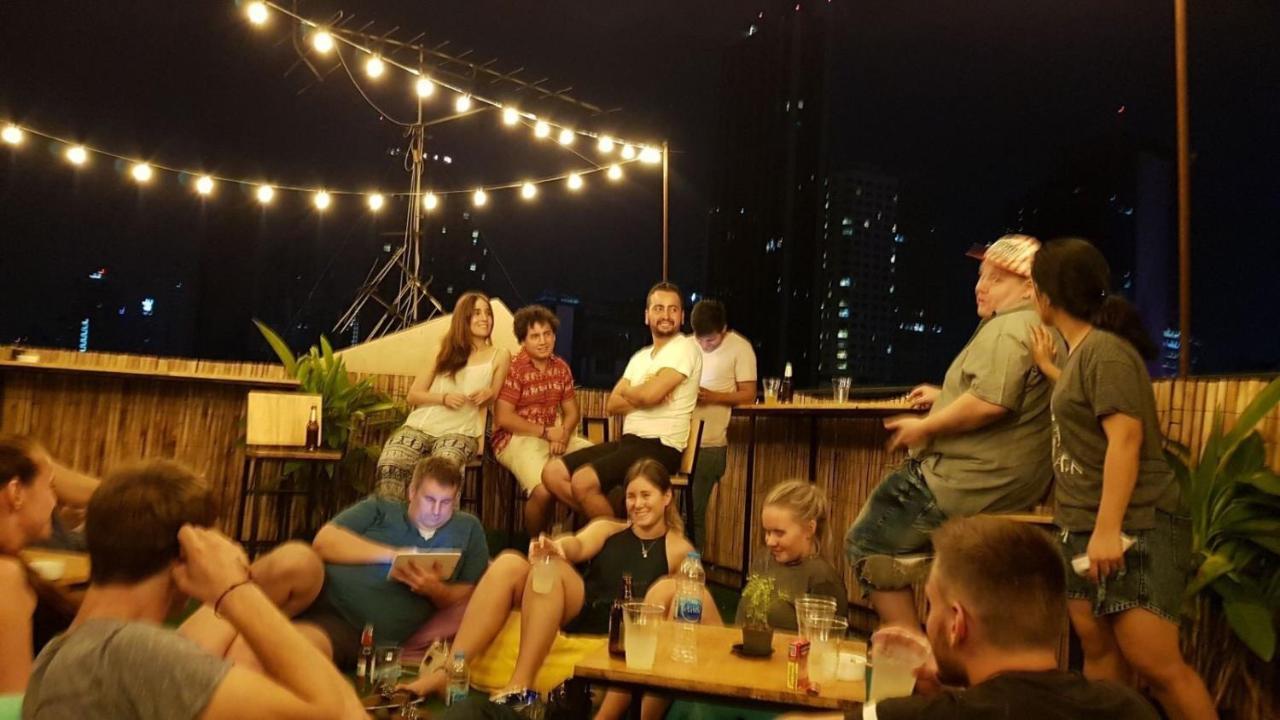 Revolution Asoke Hostel Bangkok Ngoại thất bức ảnh