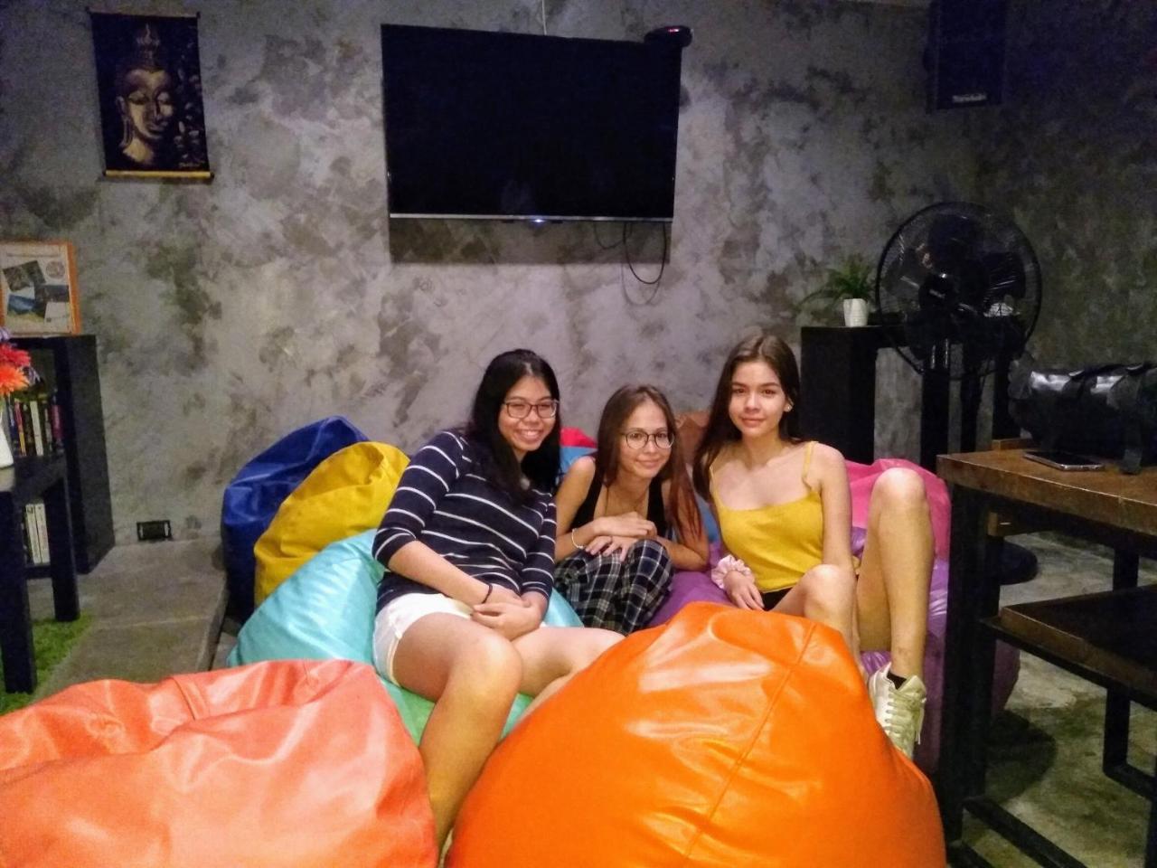 Revolution Asoke Hostel Bangkok Ngoại thất bức ảnh