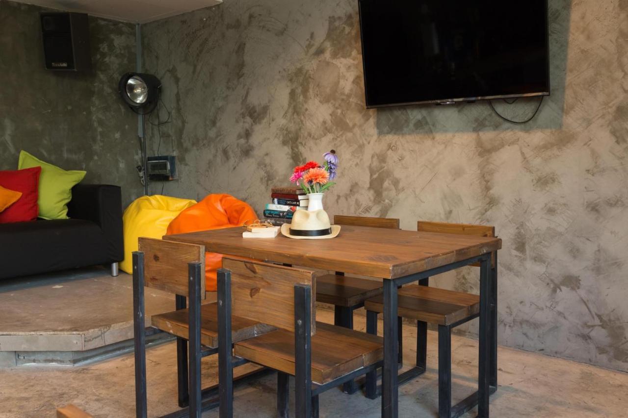 Revolution Asoke Hostel Bangkok Ngoại thất bức ảnh