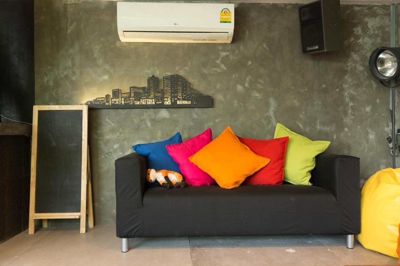 Revolution Asoke Hostel Bangkok Ngoại thất bức ảnh