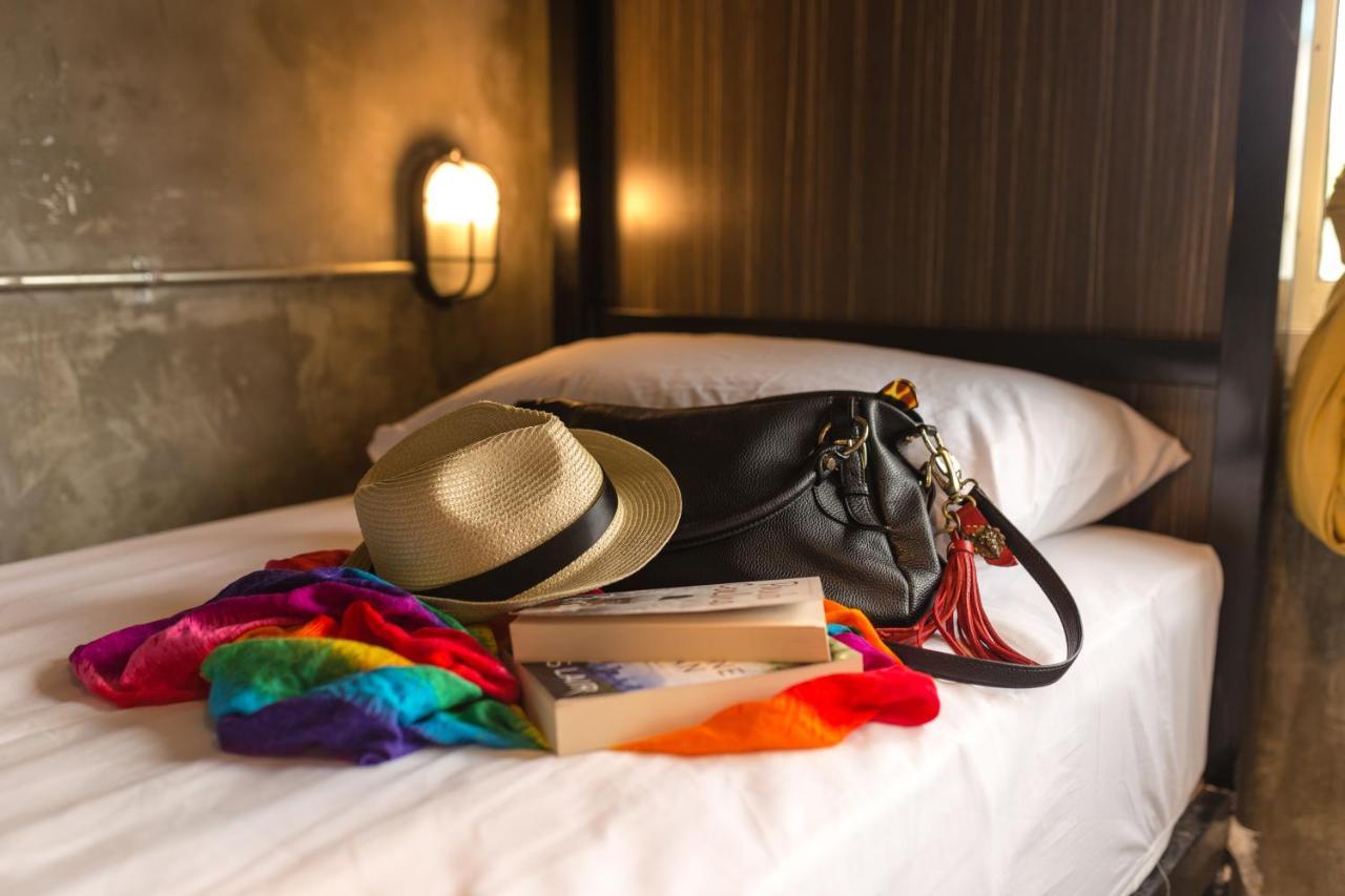 Revolution Asoke Hostel Bangkok Ngoại thất bức ảnh